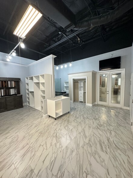 More Photos Of 7901 Kingspointe Pky, Orlando Showroom For Sale