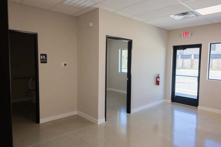 More Photos Of 720 S Bell Blvd, Cedar Park Warehouse For Lease