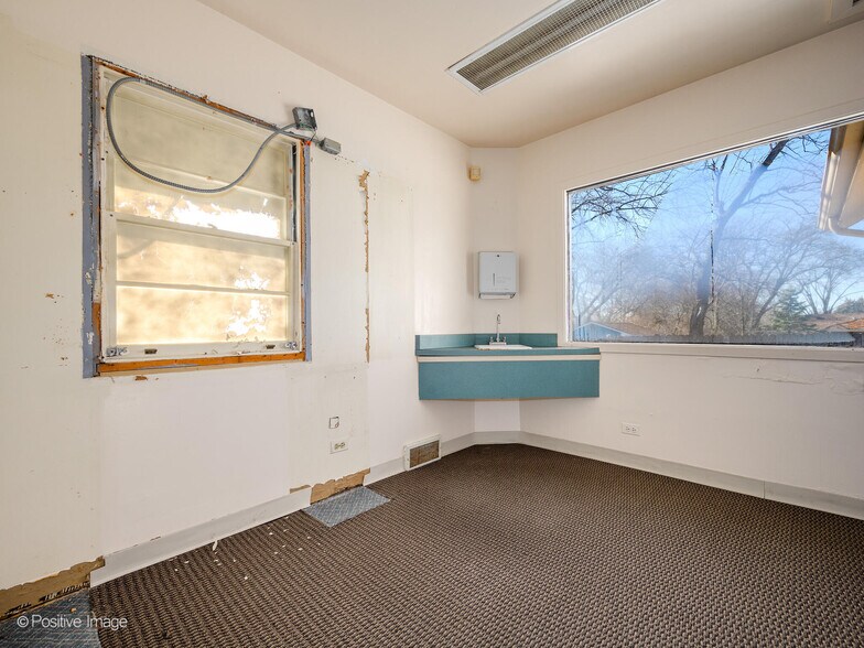 More Photos Of 1815 Dundee Rd, Northbrook Storefront Retail Office For Sale