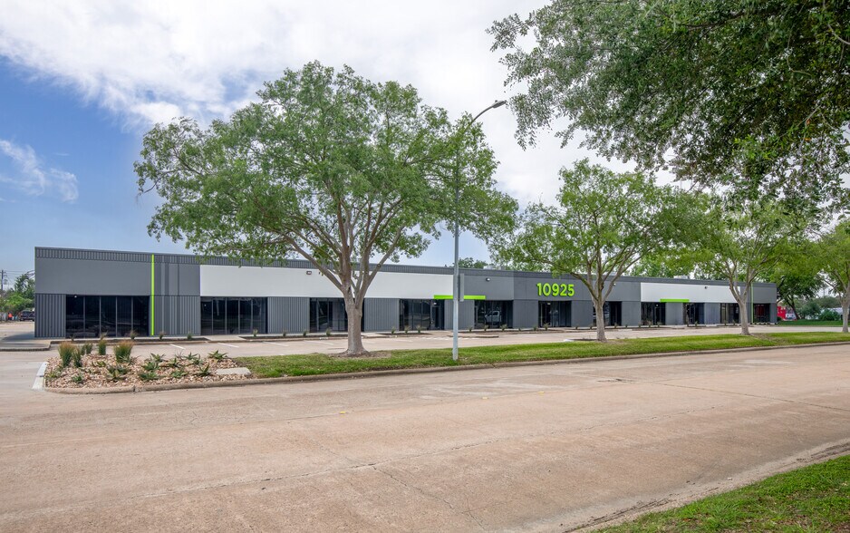 Primary Photo Of 10325 Landsbury Dr, Houston Unknown For Lease