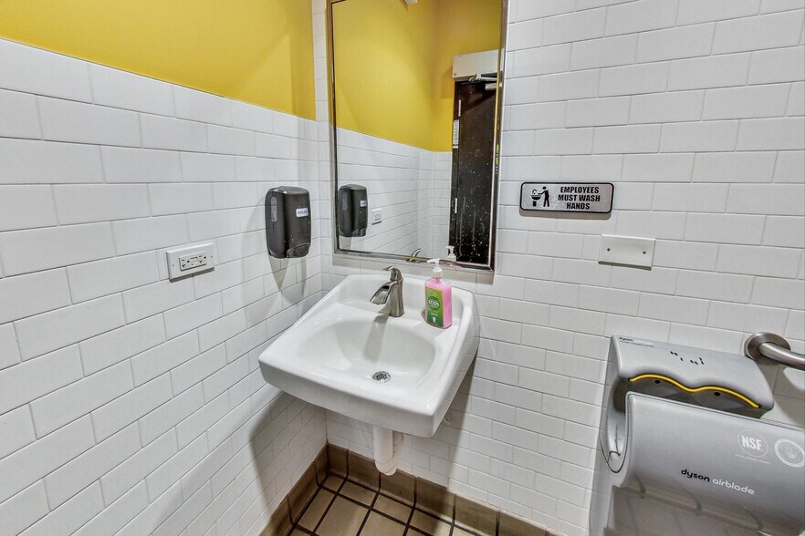 More Photos Of 1359 N Milwaukee Ave, Chicago Restaurant For Sale