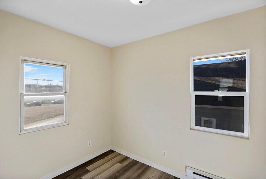 More Photos Of 1850 Easton Blvd, Des Moines Storefront Retail Residential For Sale