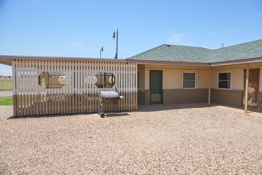 More Photos Of 1122 Douglas Ave, Beaver Hotel For Sale