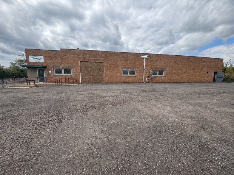 Primary Photo Of 315 N 9th St, St Charles Distribution For Lease
