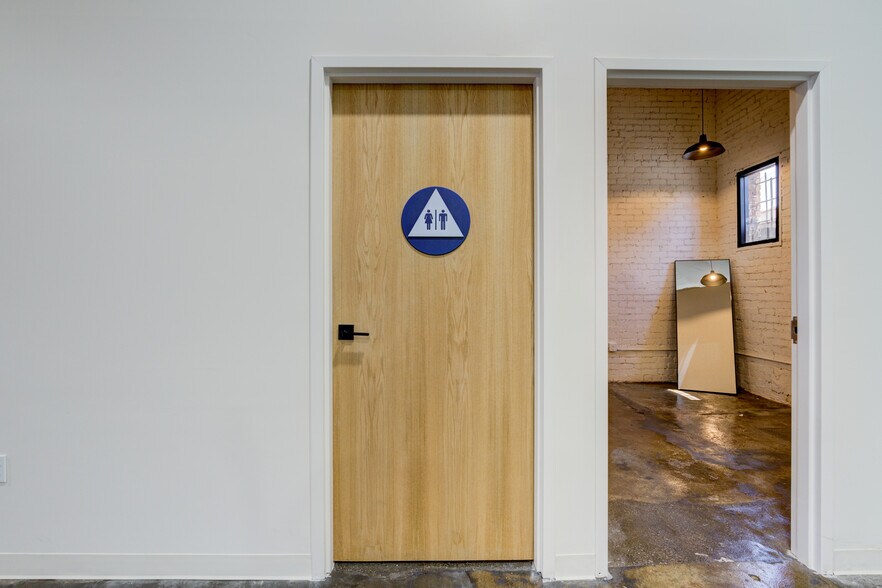 More Photos Of 2616 W Jefferson Blvd, Los Angeles Showroom For Sale