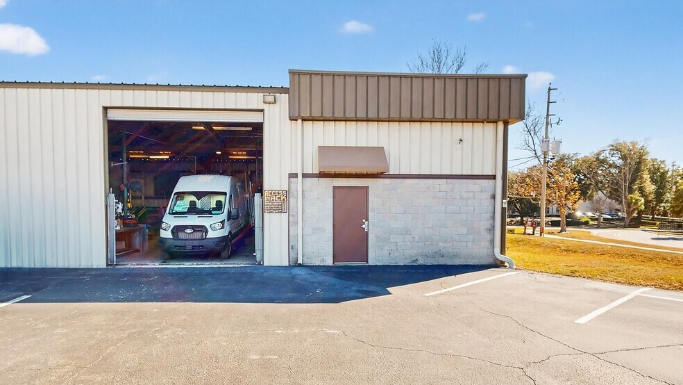 More Photos Of 4395 Dardanelle Dr, Orlando Warehouse For Lease