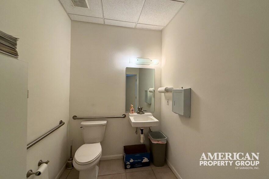 More Photos Of 7085 S Tamiami Trl, Sarasota Office For Sale