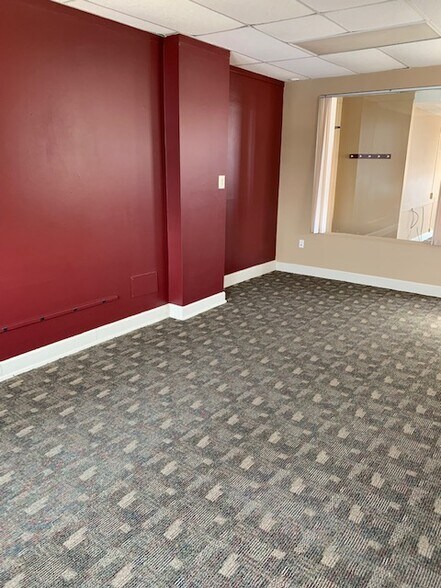 More Photos Of 103 E State St, Mason City Office For Lease