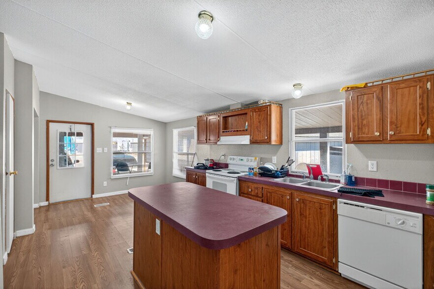 More Photos Of 11010 W Joan Dr, Odessa Warehouse For Lease