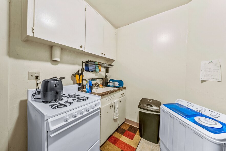 More Photos Of 807 NW 5th St, Grants Pass Apartments For Sale