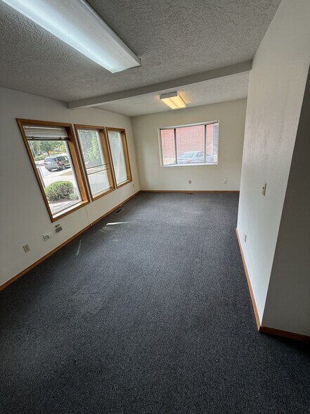 More Photos Of 1579 Burns St, West Linn Office For Lease