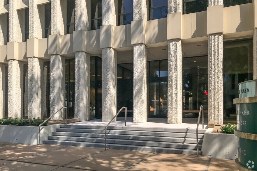 More Photos Of 2 Greenway Plz, Houston Office For Lease