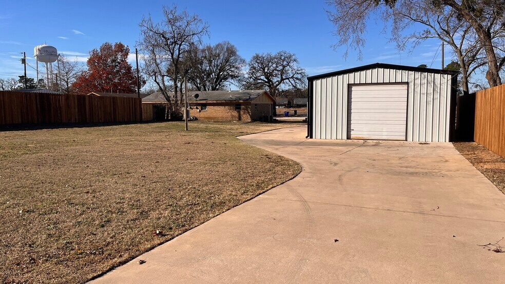 More Photos Of 302 N Main St, Collinsville Light Manufacturing For Lease