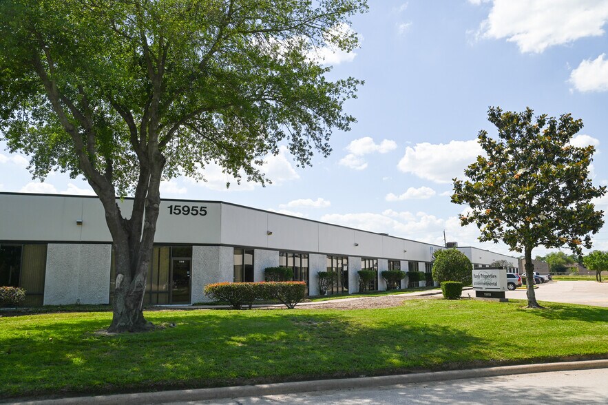 More Photos Of 15534 W Hardy Rd, Houston Unknown For Lease