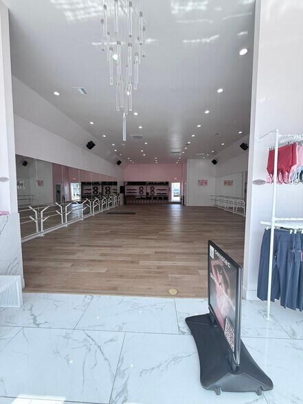 More Photos Of 1257-1261 N La Brea Ave, Los Angeles Freestanding For Lease