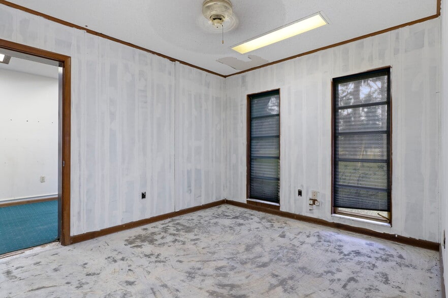 More Photos Of 377 Highway 40 W, Inglis Flex For Lease