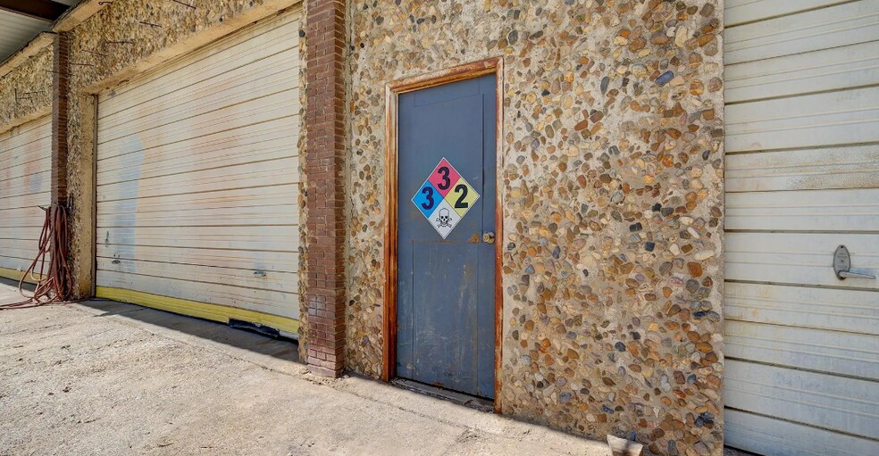 More Photos Of 1605 E Avenue A, Hooks Warehouse For Sale