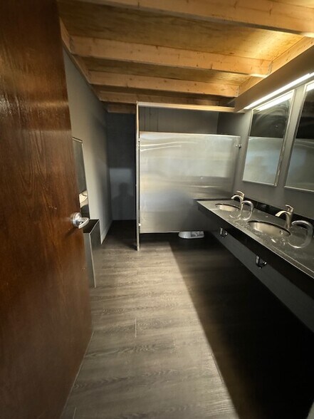 More Photos Of 110 Webb St, Hamden Warehouse For Sale