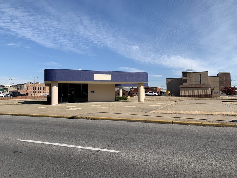 More Photos Of 325 Washington St, Paducah Bank For Lease