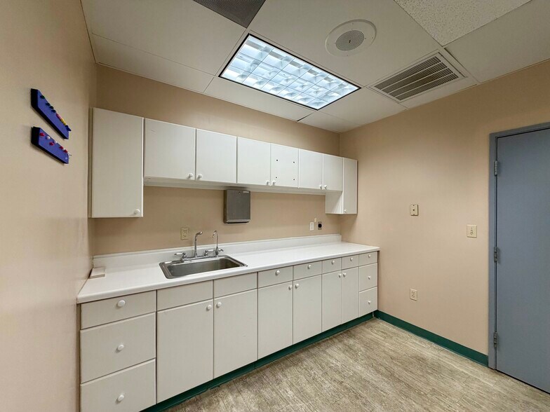 More Photos Of 7830 Louis Pasteur Dr, San Antonio Medical For Lease