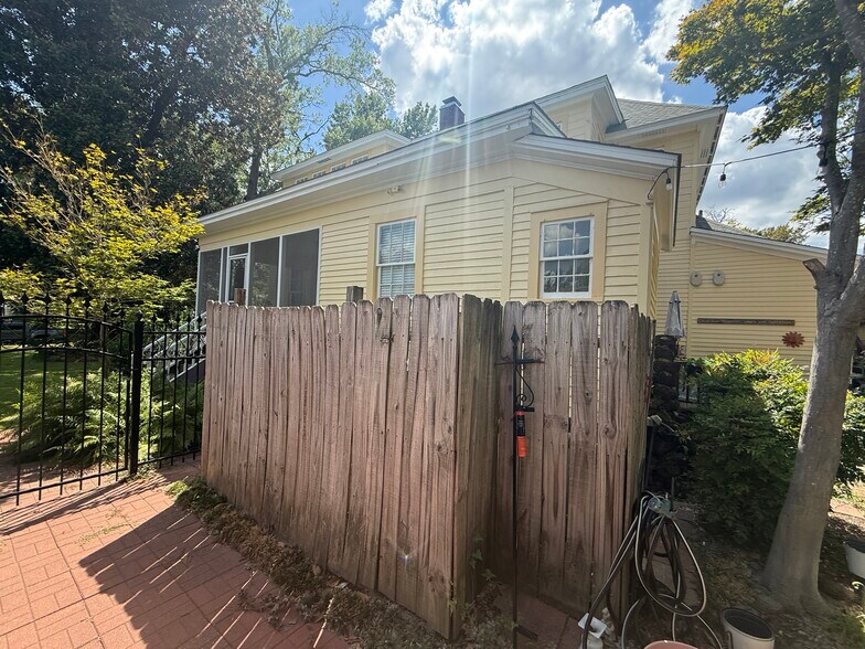 More Photos Of 611 W Woldert St, Tyler Hospitality For Sale