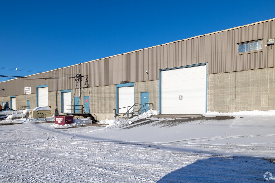 More Photos Of 3370-3418 Boul Industriel, Laval Light Distribution For Lease