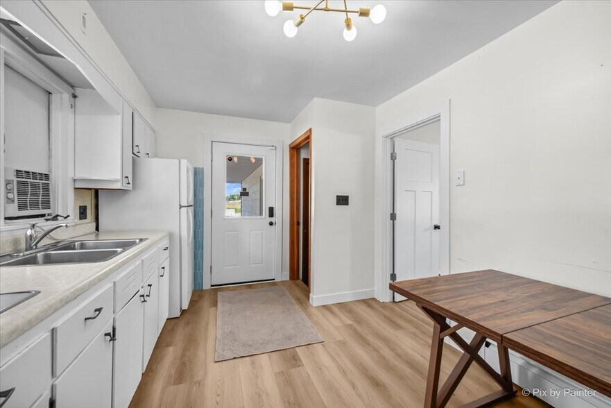 More Photos Of 124 E Oak Knoll Dr, Hampshire Office Residential For Sale