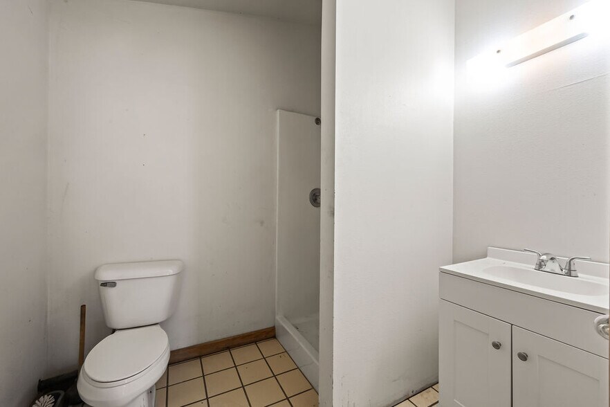 More Photos Of 121 S Nelson Ave, Gentry Light Manufacturing For Sale