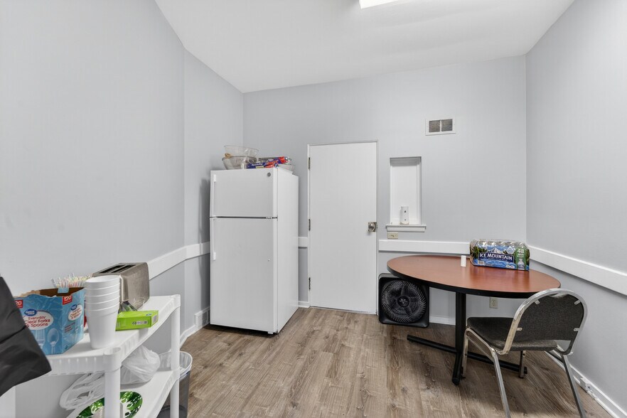 More Photos Of 2001 Capitol dr, Milwaukee Office For Sale