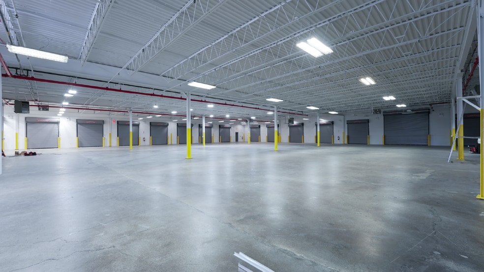 More Photos Of 34-52 Laurel Hill Blvd, Maspeth Distribution For Lease