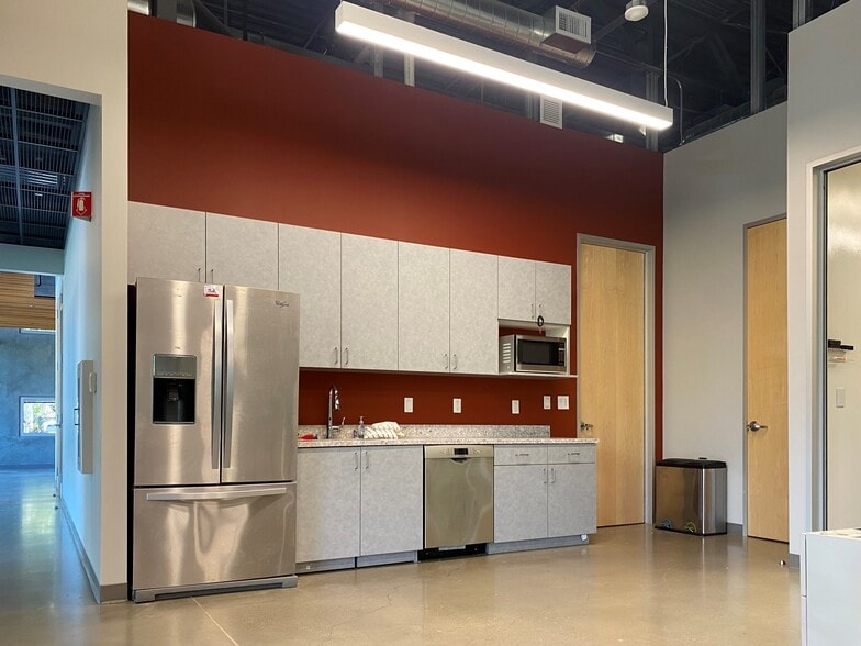 More Photos Of 1987 Leghorn St, Mountain View Office For Lease