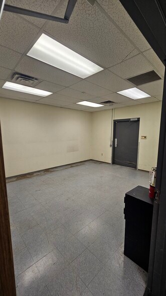 More Photos Of 2701 Southridge Dr, Wichita Falls Distribution For Lease