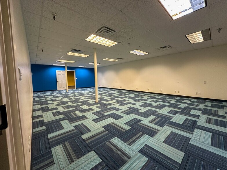 More Photos Of 806 Willowcreek Dr, Jacksonville Warehouse For Lease