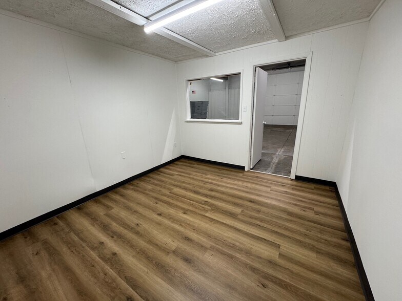 More Photos Of 1529 E Spruce St, Olathe Warehouse For Lease