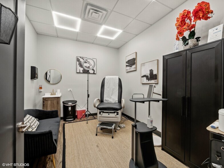 More Photos Of 3916 N Broadway St, Chicago Storefront Retail Office For Sale