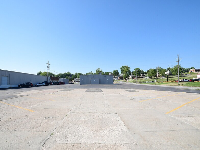 More Photos Of 7880-7890 L St, Omaha Auto Dealership For Sale