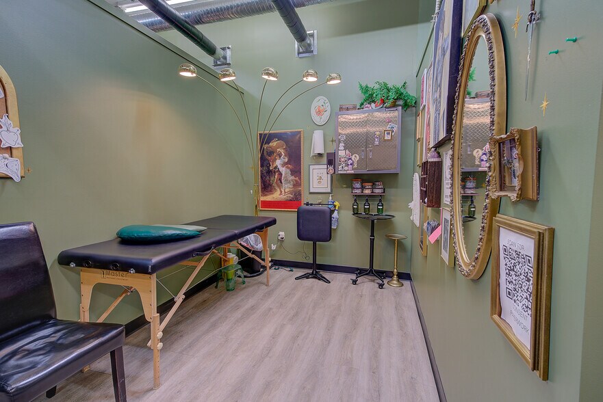 More Photos Of 5020 50 St, Sylvan Lake Storefront For Sale