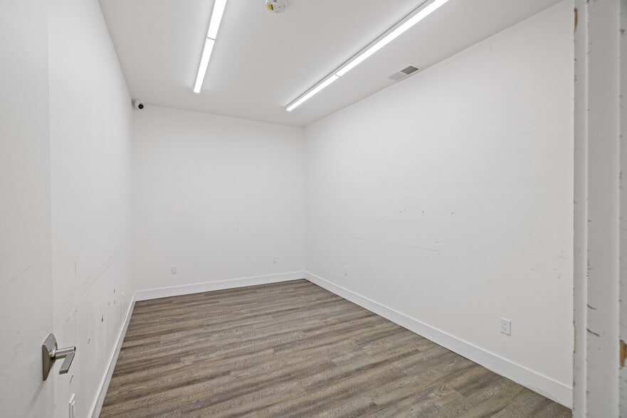 More Photos Of 840 N Cloverdale Blvd, Cloverdale Convenience Store For Sale