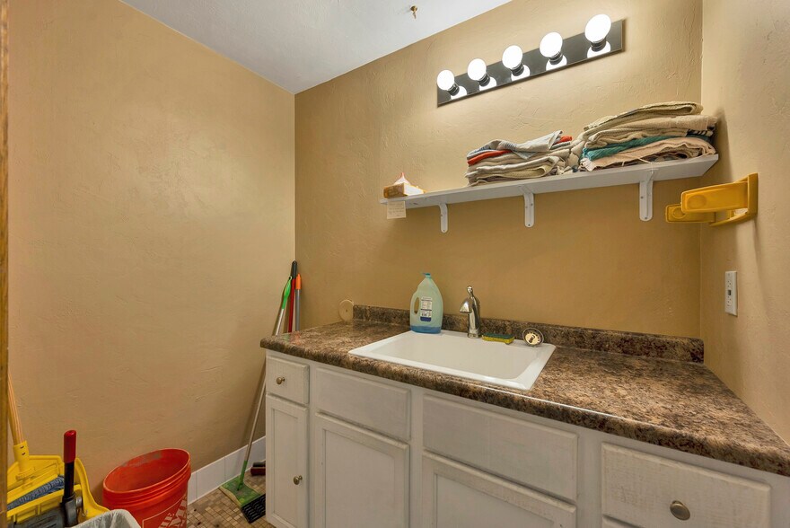 More Photos Of 1279 E Mason St, Green Bay Storefront For Sale