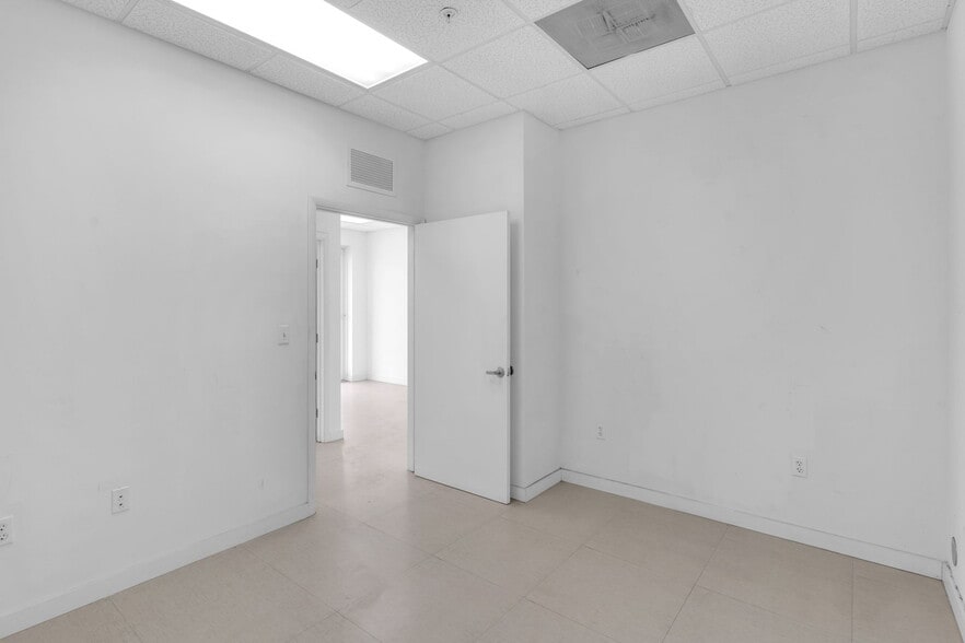 More Photos Of 7900-7930 NW 71st St, Miami Warehouse For Lease
