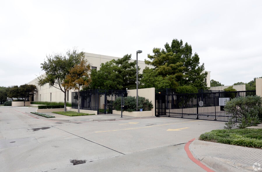 More Photos Of 2703 N Central Expy, Richardson Unknown For Lease