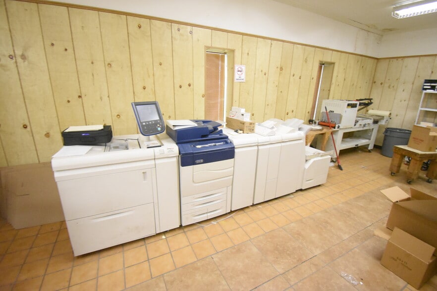 More Photos Of 630 Kentucky St, South Houston Office For Sale