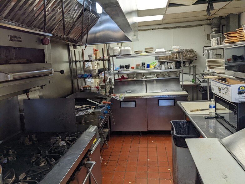 14 Turntable Jct, Flemington, NJ 08822 Retail For Lease