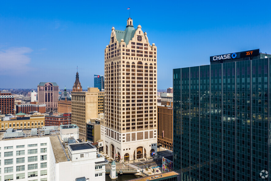 Primary Photo Of 100 E Wisconsin Ave, Milwaukee Office For Lease