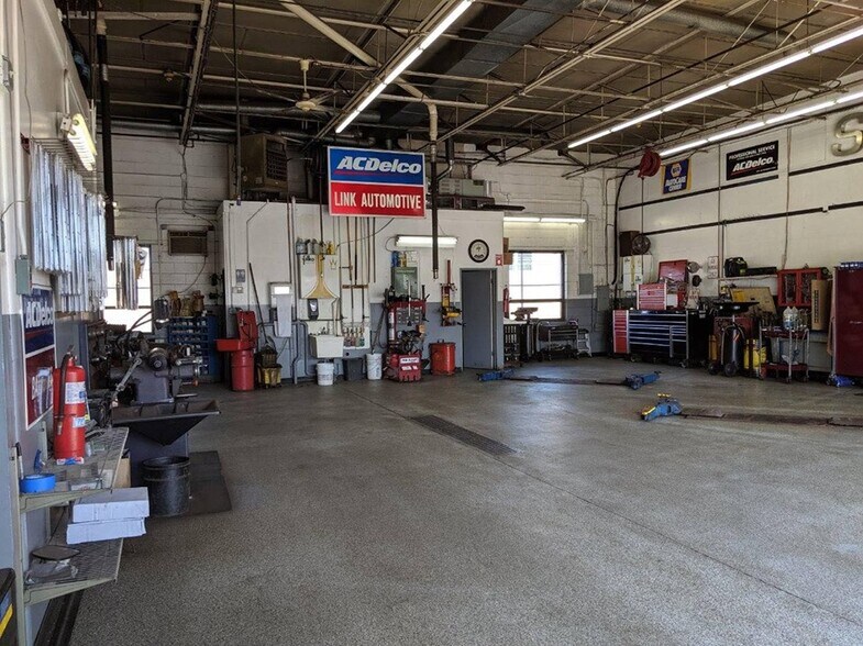 More Photos Of 3880 Industrial Ave, Rolling Meadows Auto Repair For Sale
