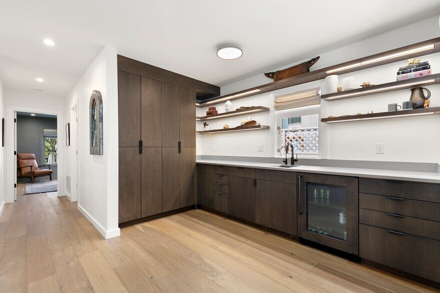 More Photos Of 5932 California Ave SW, Seattle Office Residential For Sale