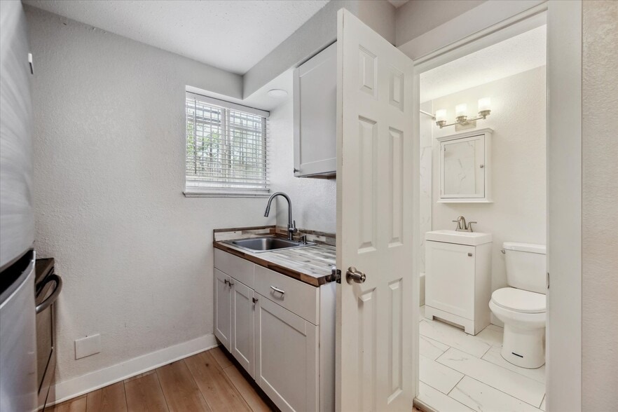 More Photos Of 1923 Dallas St, Aurora Apartments For Sale