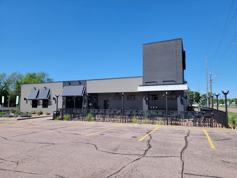 Primary Photo Of 909 N West Ave, Sioux Falls Restaurant For Sale