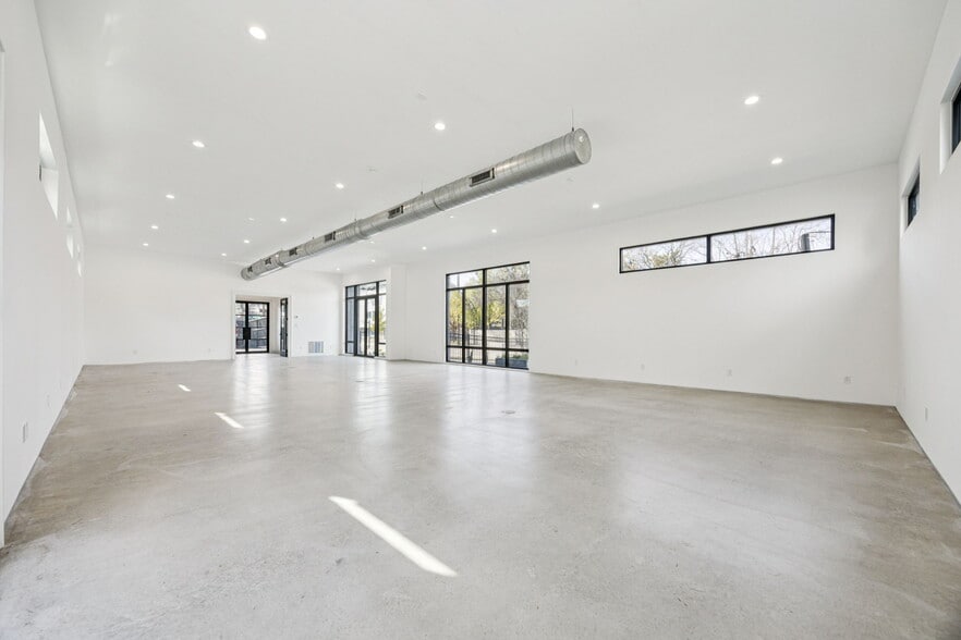 More Photos Of 446 Tyler St, Dallas Office For Sale