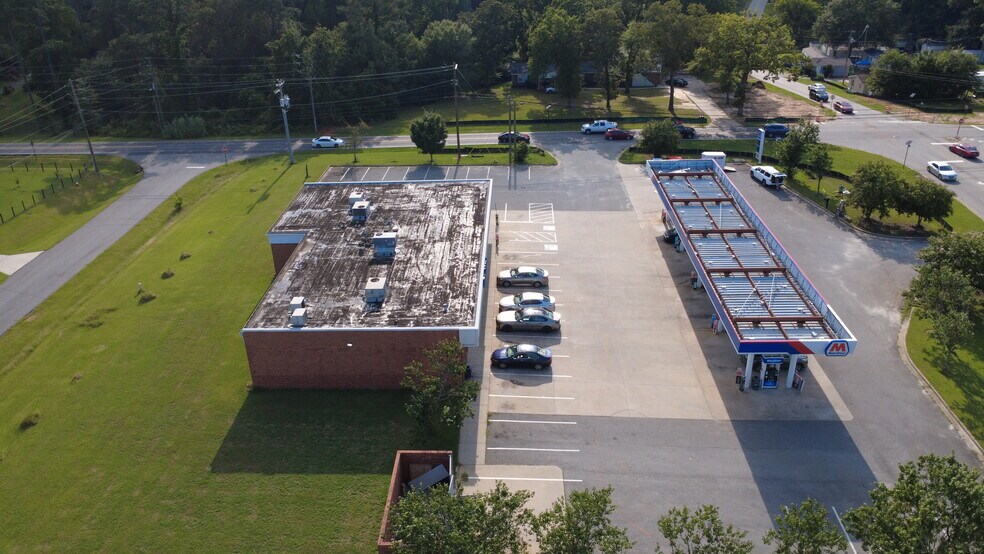 More Photos Of 500 Wilson Dr, Centerville Service Station For Lease